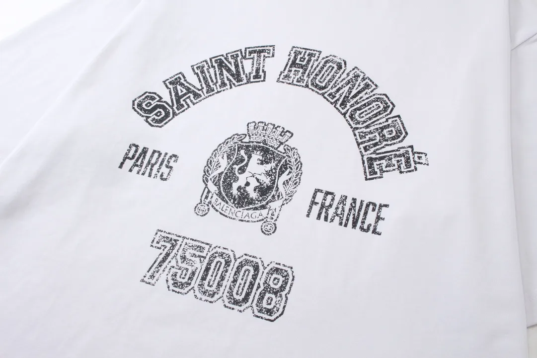 💰150 real photos [Top version. Official website quality] BALENCI*GA/Paris. SS24 latest model, front Saint-Honore art destruction crack print short-sleeved T-shirt. Brick cabinet synchronization. Genuine product developed at the first time, happy to print and compare! The fabric is made of Paris ZP custom-woven and dyed cotton double yarn. Weighing 260 grams, the cloth surface is clean. The cloth pattern is clear, soft and comfortable. The threads are dyed with no color difference. The printing uses environmentally friendly imported materials. The letters are clear and the effect is three-dimensional. The version adopts OS loose shoulder design. Same style for men and women. Code: BL223389 Color: off-white Size: XS S M L